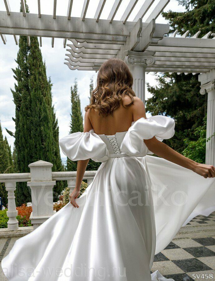 "Serene" - Атласное свадебное платье с прямым корсетом